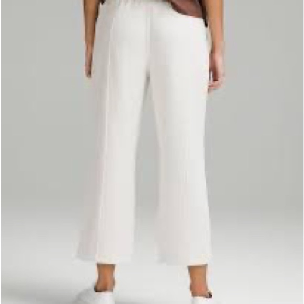 Lululemon Softstream High Rise straight leg cropped Jogger size 6